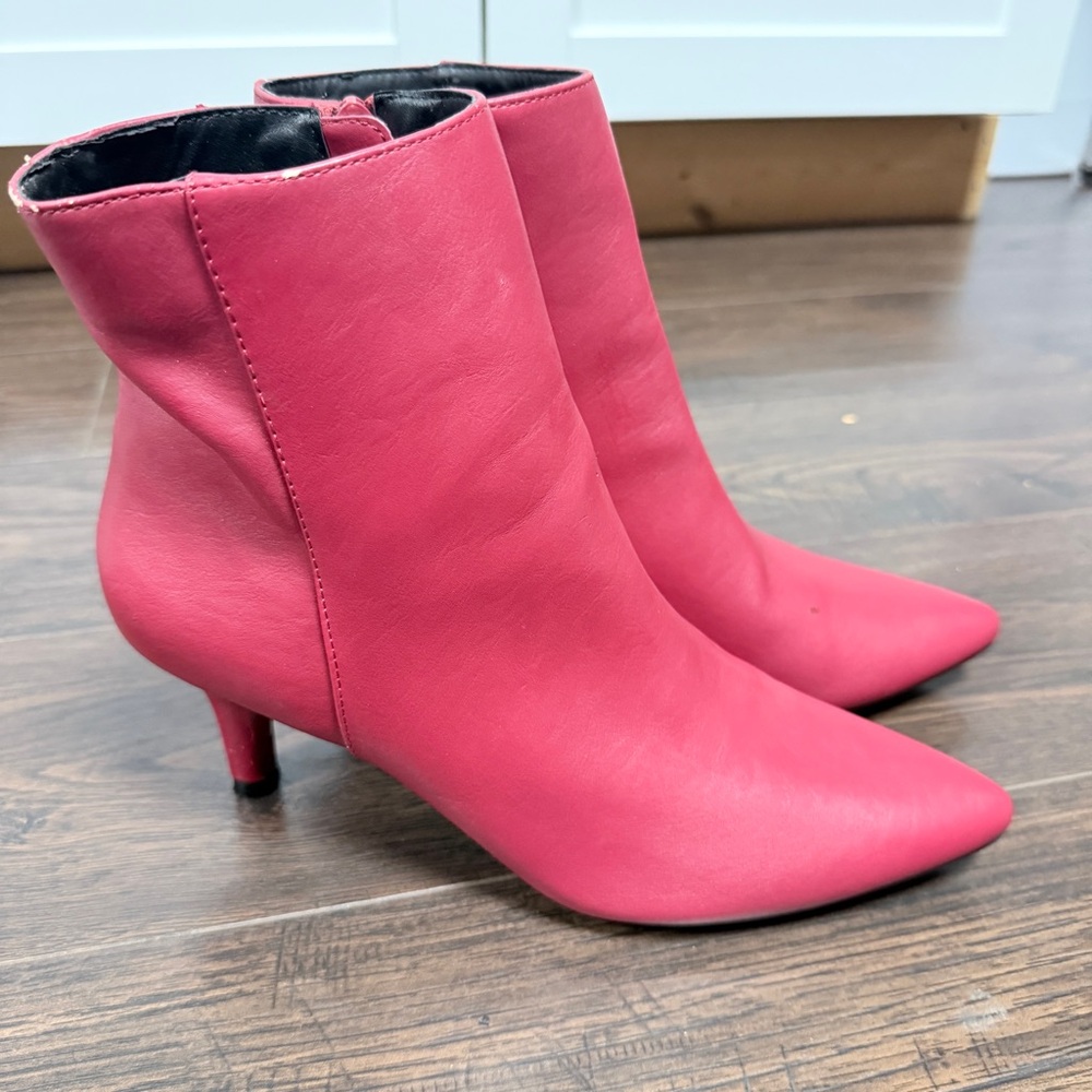 RAMPAGE RED MEDIUM HEEL BOOTIE SIDE ZIPPER.    MINOR SCUFFS SEE PHOTOS